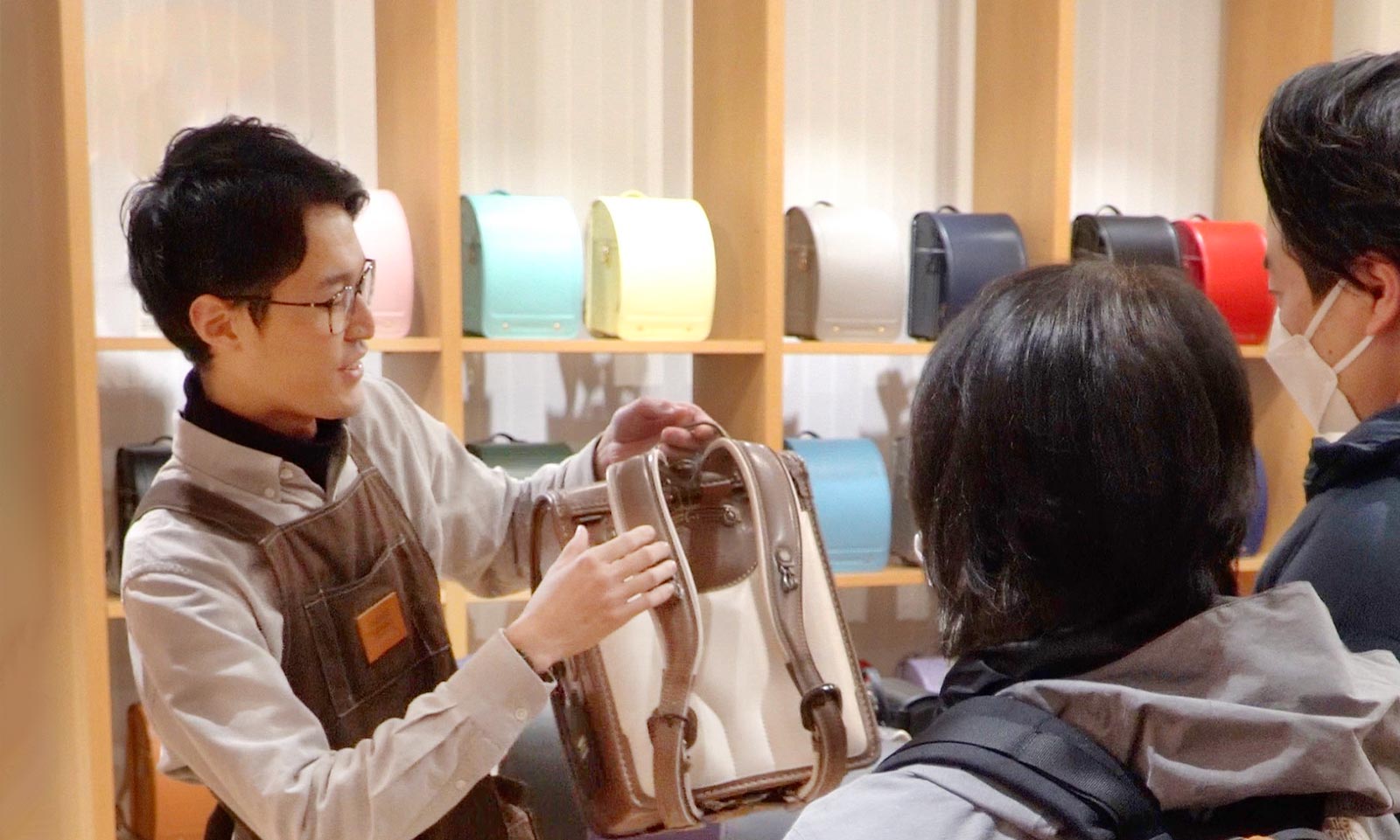 村瀬鞄行のランドセル名古屋本店フィッティングの様子